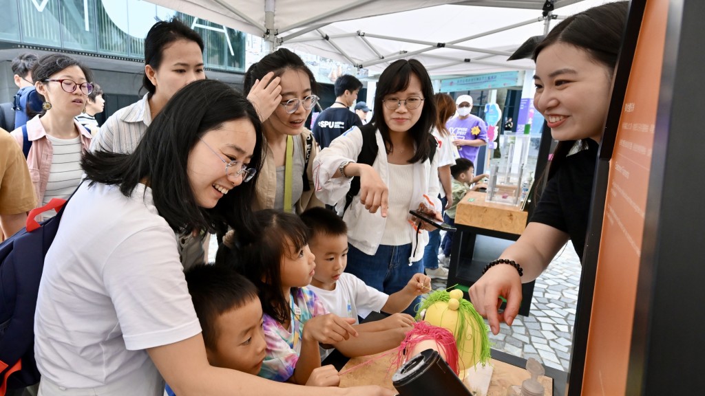 香港科學館科學推廣組的「好奇號」—納米世界外展活動，向大眾介紹納米科學。政府新聞處