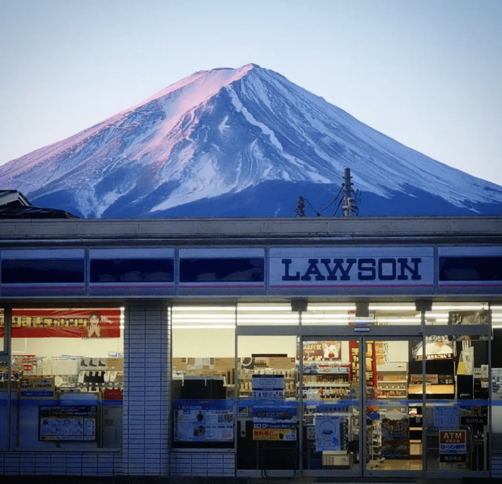 這家位於富士急行河口湖線河口湖站的「LAWSON河口湖站前店」，之所以廣為人知，皆因背後有著強大的風景——無遮無擋純淨絕美富士山。