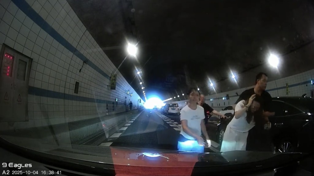 10歲男孩為救車內昏迷的母親，跪地攔車求救。抖音@不是妞妞的妞兒