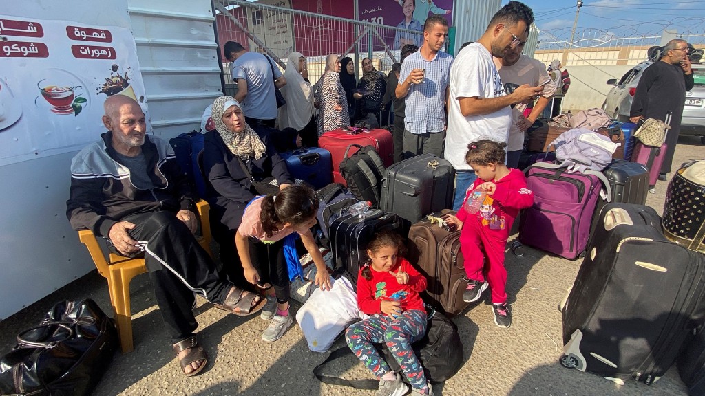 擁有雙重國籍的巴勒十斯坦人一家大細帶齊行李，到拉法口岸碰運氣。 路透社