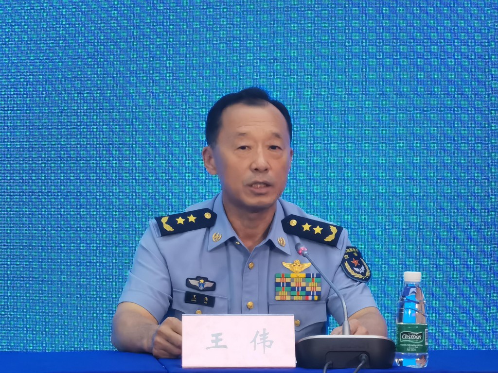 解放軍空軍副司令王偉透露轟-20隱形轟炸機快將公佈。