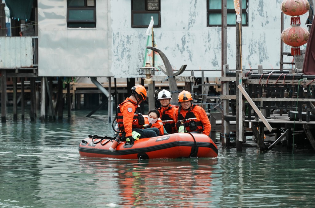 大澳跨部門嚴重水浸模擬救援及疏散演練模擬有市民因海水湧入棚屋而被困,民安隊接報出動小艇進行救援。 大澳跨部門嚴重水浸模擬救援及疏散演練模擬有市民因海水湧入棚屋而被困,民安隊接報出動小艇進行救援。