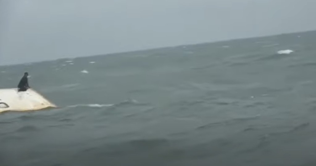 海上波濤洶湧搜救過程極度困難。影片截圖