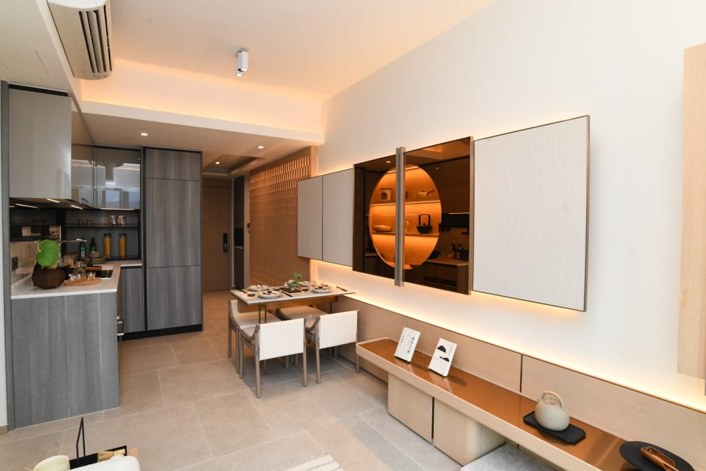 日式主題示範單位方面，為8座30樓J室，面積639方呎，3房1套房連開放式廚房間隔。