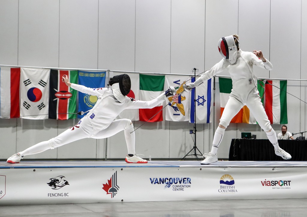 江旻憓(左)在温哥华站四强击败东道主剑手晋级决赛。 国际剑联图片