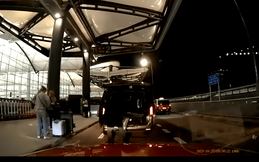 后面的士突然冲前。fb：车cam L（香港群组）