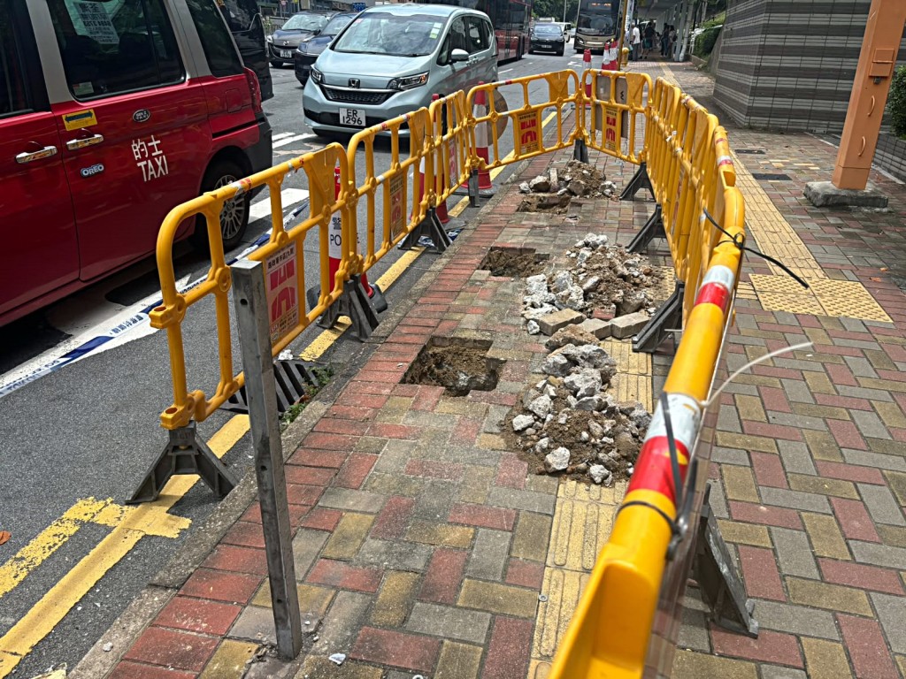 工人正在搶修受損欄杆。