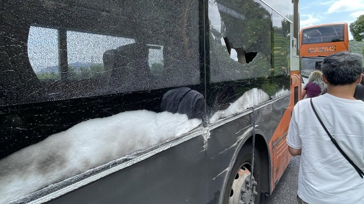 巴士左邊車身玻璃爆裂。Threads