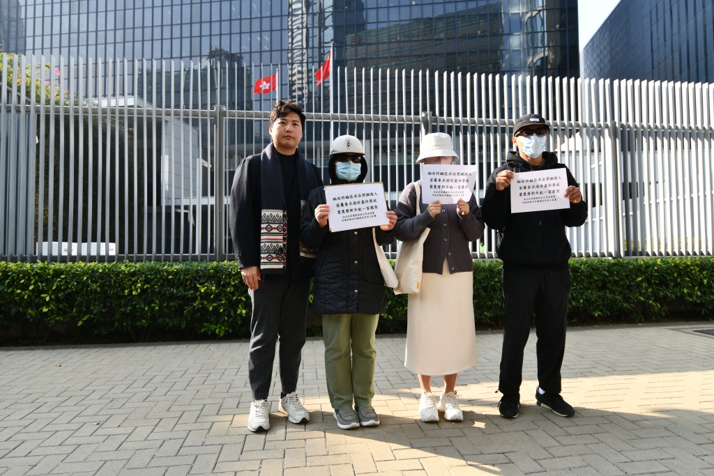 余德寶(左)陪同被誘騙到東南亞港人家屬，與協助在外香港居民小組會面。盧江球攝