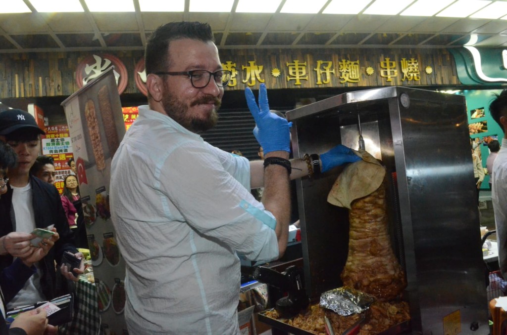 Ali称夜市售卖气氛特别好。