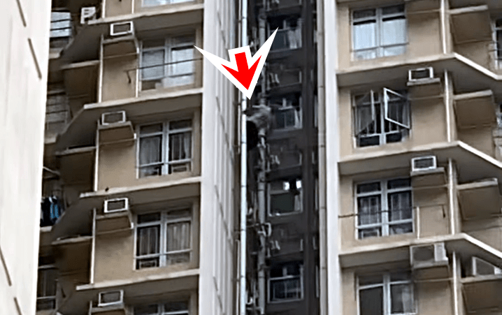 男事主跳向對面水管。網上圖片