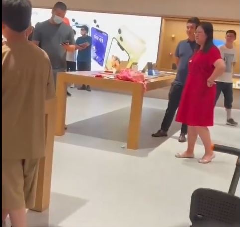 女子在北京苹果店砸手机再背《满江红》。