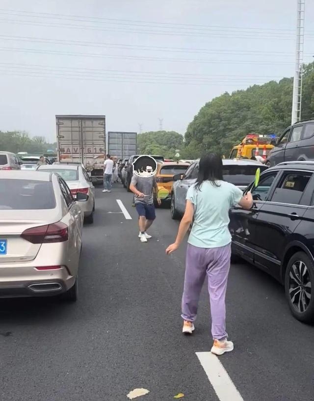 有人在公路上打羽毛球。
