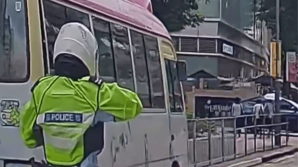 警員折返了解。車Cam L FB