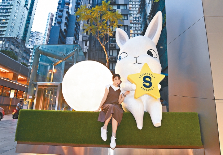 在太古廣場三座外面的Emma作品《平靜如月》。