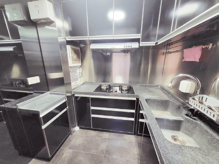 廚房採上下列廚櫃設計，內備齊全廚電及煮食爐。