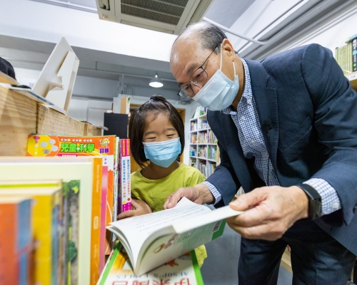 除向小朋友介紹心水圖書，尹志田自掏腰包回購一本有關香港種植的二手書自用。
