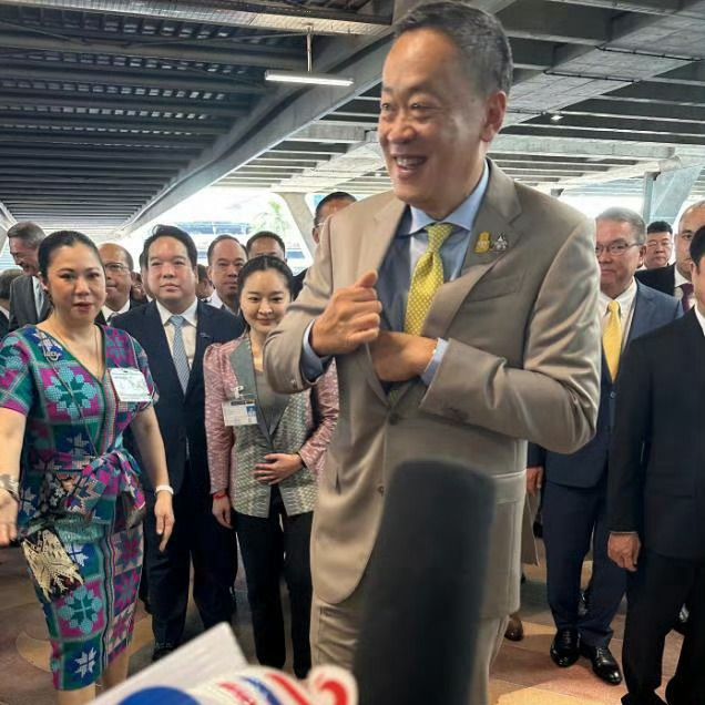 泰國總理賽塔現身素萬那普機場，迎接首批免簽中國遊客入境。中國橋網微博