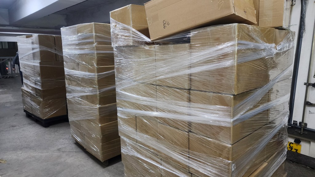 海關檢獲約300萬支未完稅香煙。黎志偉攝 海關檢獲約300萬支未完稅香煙。黎志偉攝