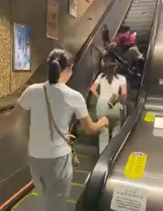 熱心市民走上扶手梯協助。fb香港交通事故及突發事件Winghong Cheng影片截圖