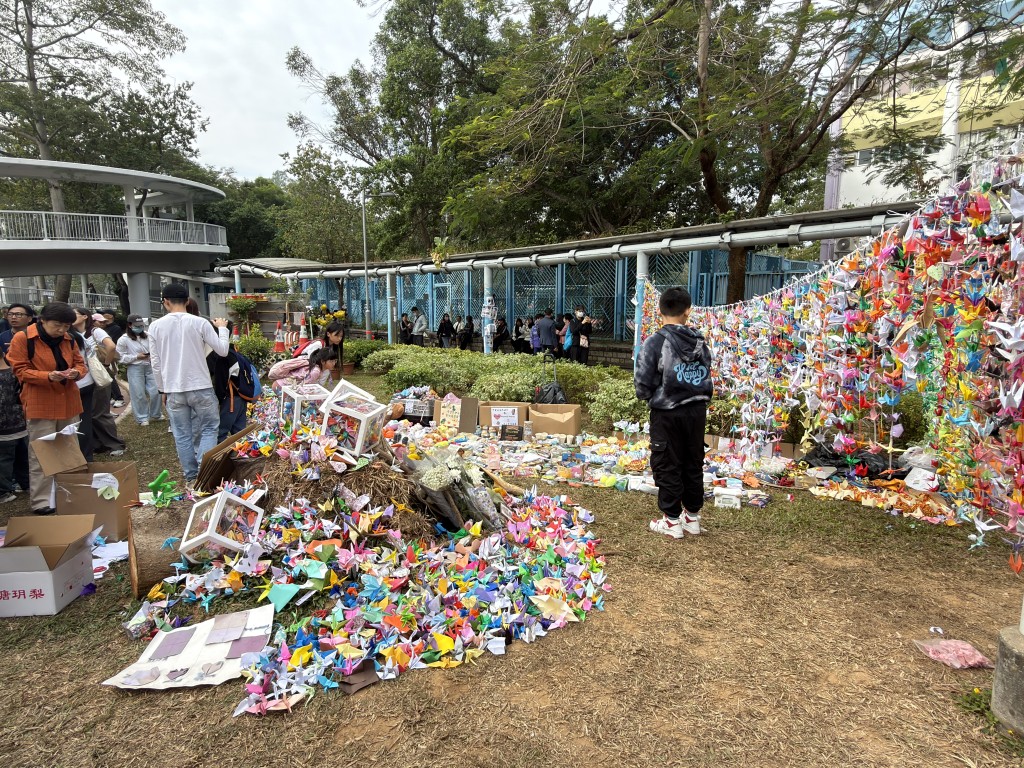 市民折紙鶴悼念死者。 市民折紙鶴悼念死者。