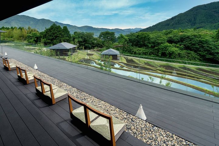 客人可在梯田觀景台寫意賞景。