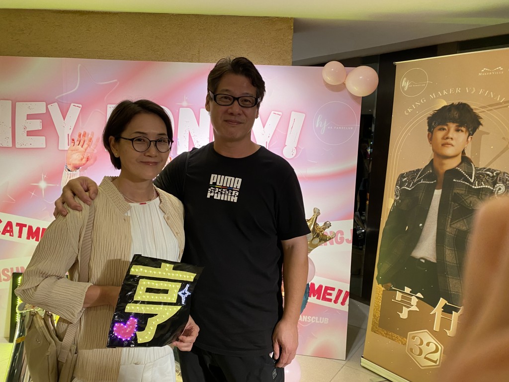 亨父讚當晚個個《造星V》囝囝都唱得好好，「唔只亨仔，個個都好似好專業。」記者指亨仔同爸爸好似樣，亨父即說，「佢靚仔好多。」