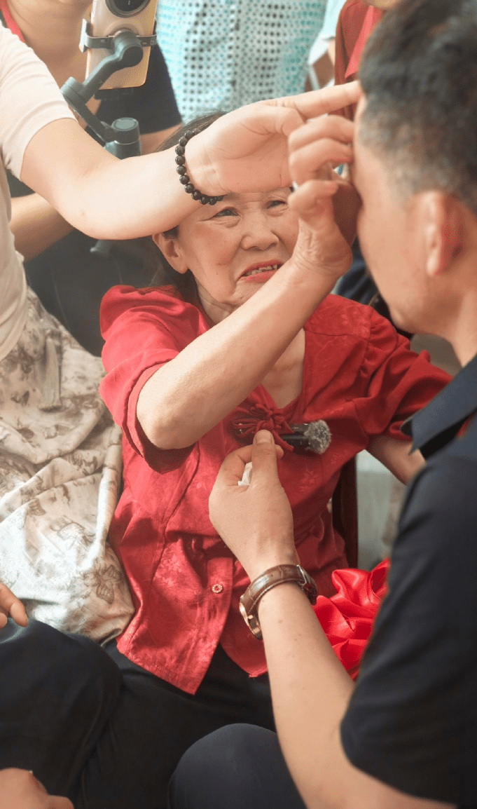 陳迪金與失散39年的親母相認。 陳迪金與失散39年的親母相認。