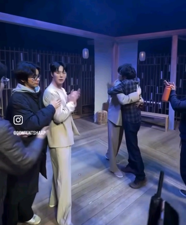 之後金宣虎又與導演擁抱，互相鼓勵。