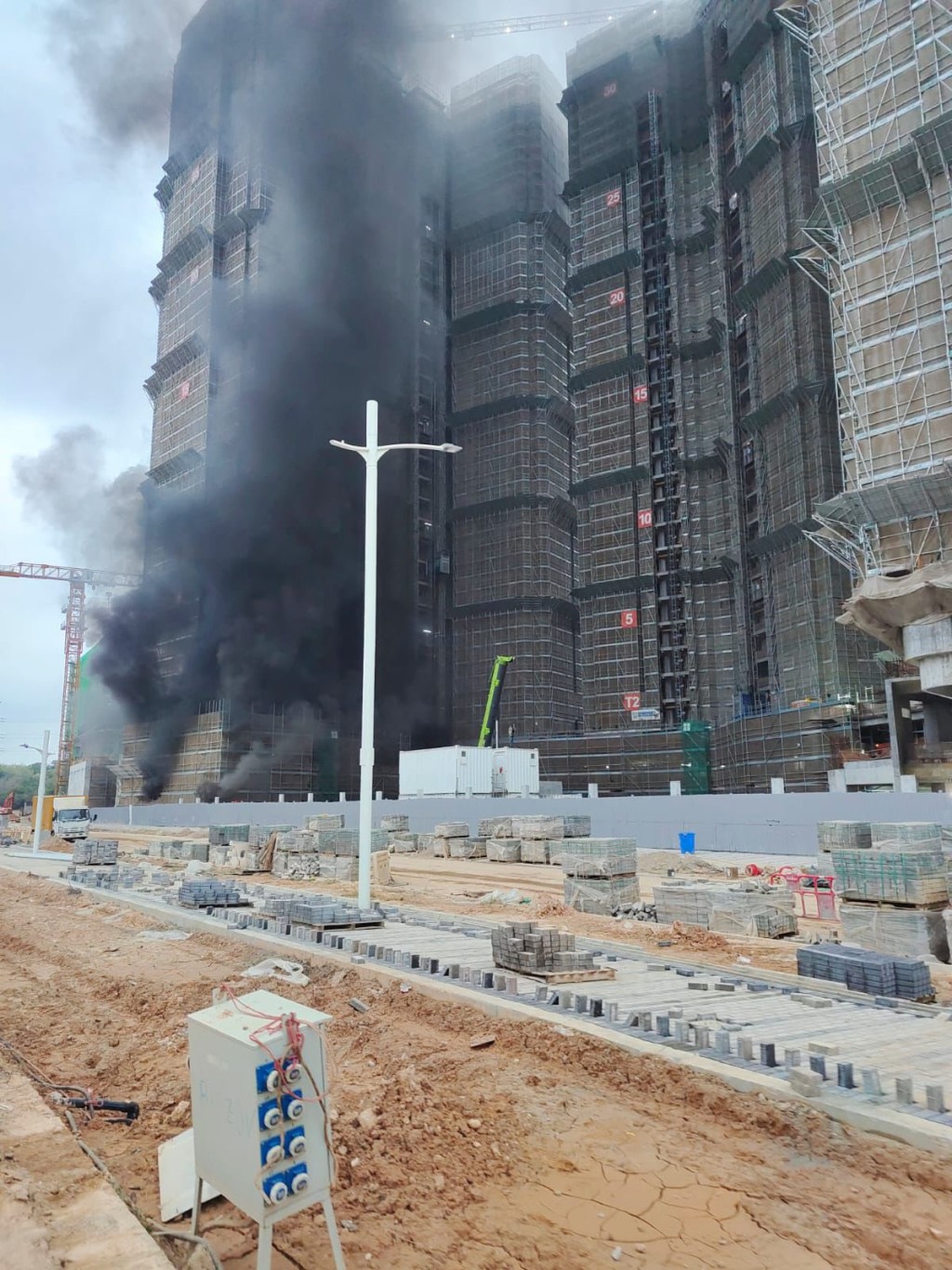 起火位置位於地盤低層。FB:Bosco Chu@車cam L(香港群組) 起火位置位於地盤低層。FB:Bosco Chu@車cam L(香港群組)