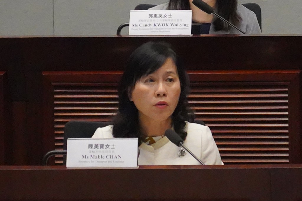 陳美寶表示,與廣東省商討後認為切實可行,可在驗車中心幫助掛上香港車牌。葉偉豪攝 陳美寶表示,與廣東省商討後認為切實可行,可在驗車中心幫助掛上香港車牌。葉偉豪攝