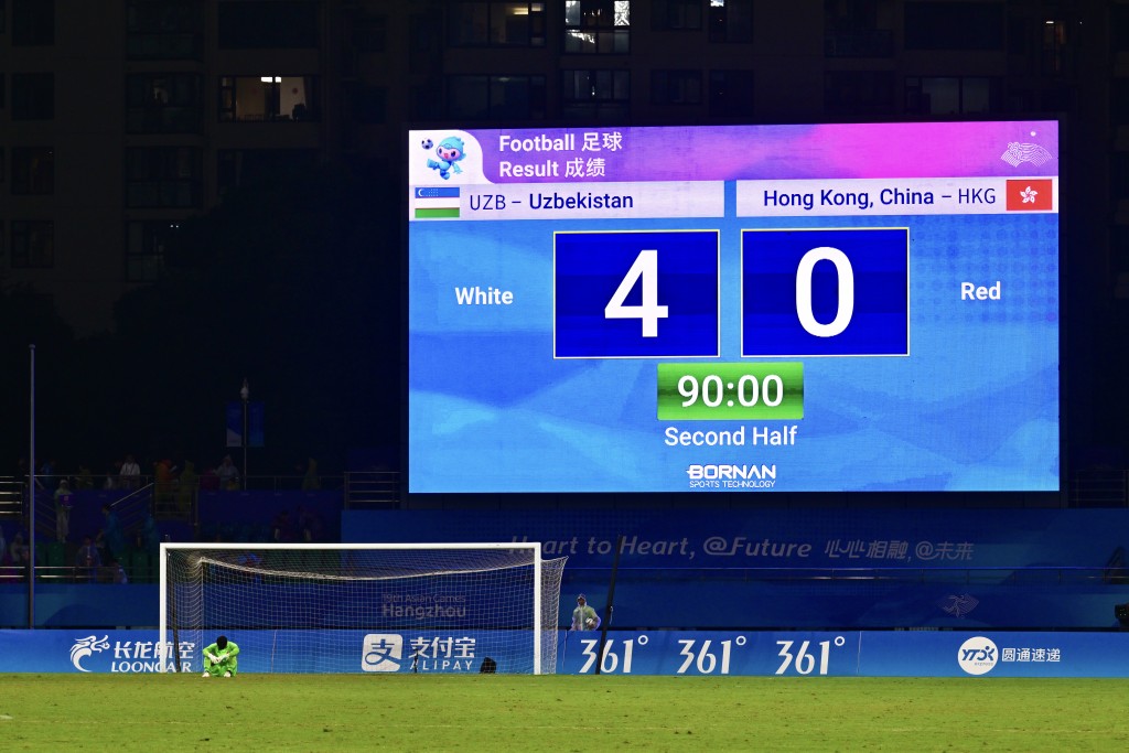 2023年10月7日，香港在男子足球铜牌赛0:4不敌乌兹别克，门将谢家荣完场时抱膝而坐，失望之情不言而喻。陈极彰摄