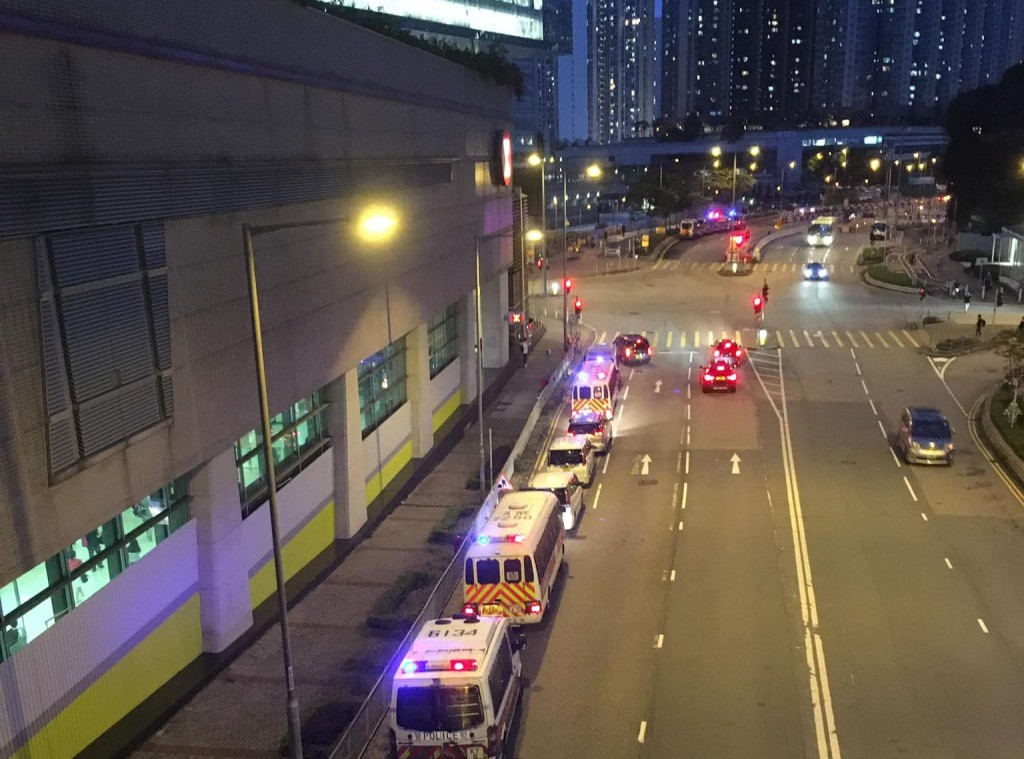 數輛警車停泊在調景嶺站外戒備。網民陳友維圖片