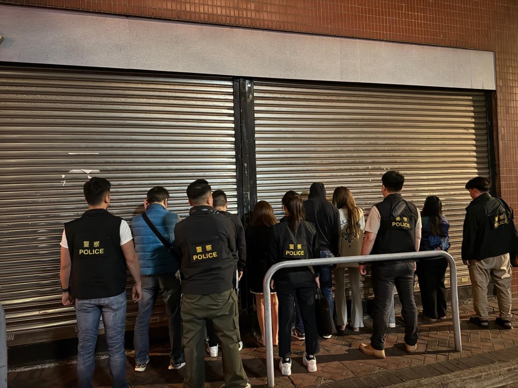 警反黑組油尖打擊無牌賣酒共拘11人。警方圖片
