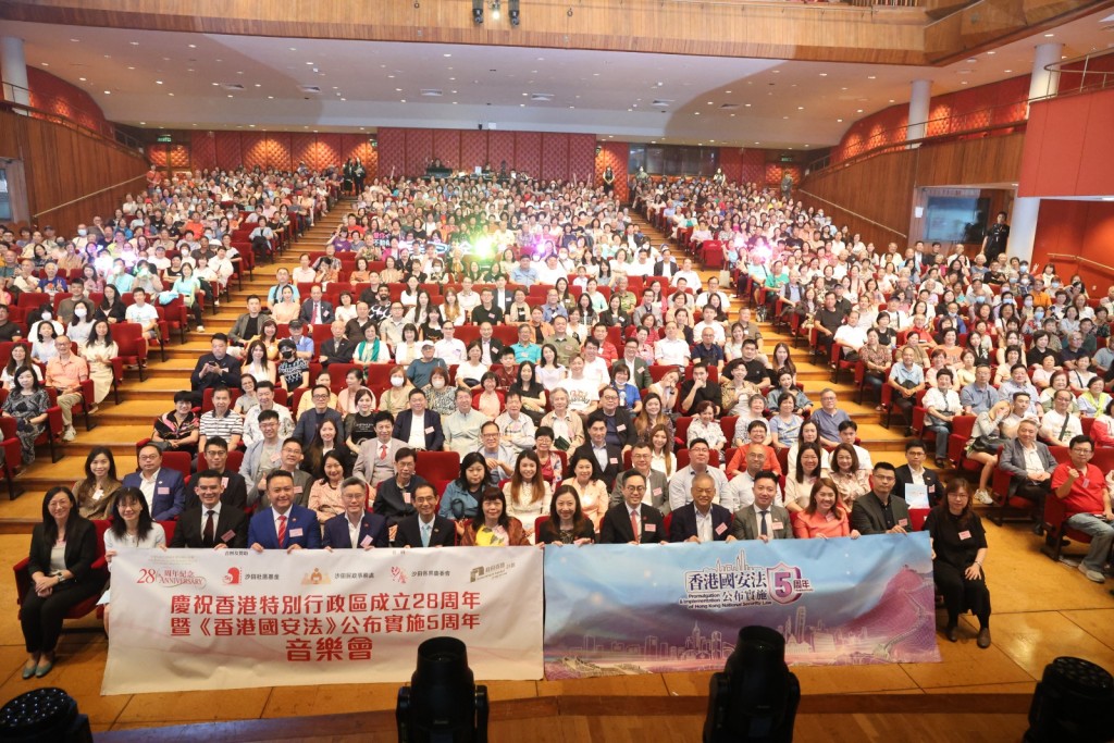民政事務總署署長杜潔麗(中)出席「慶祝香港特別行政區成立28周年暨《香港國安法》公布實施5周年音樂會」。 民政事務總署署長杜潔麗(中)出席「慶祝香港特別行政區成立28周年暨《香港國安法》公布實施5周年音樂會」。