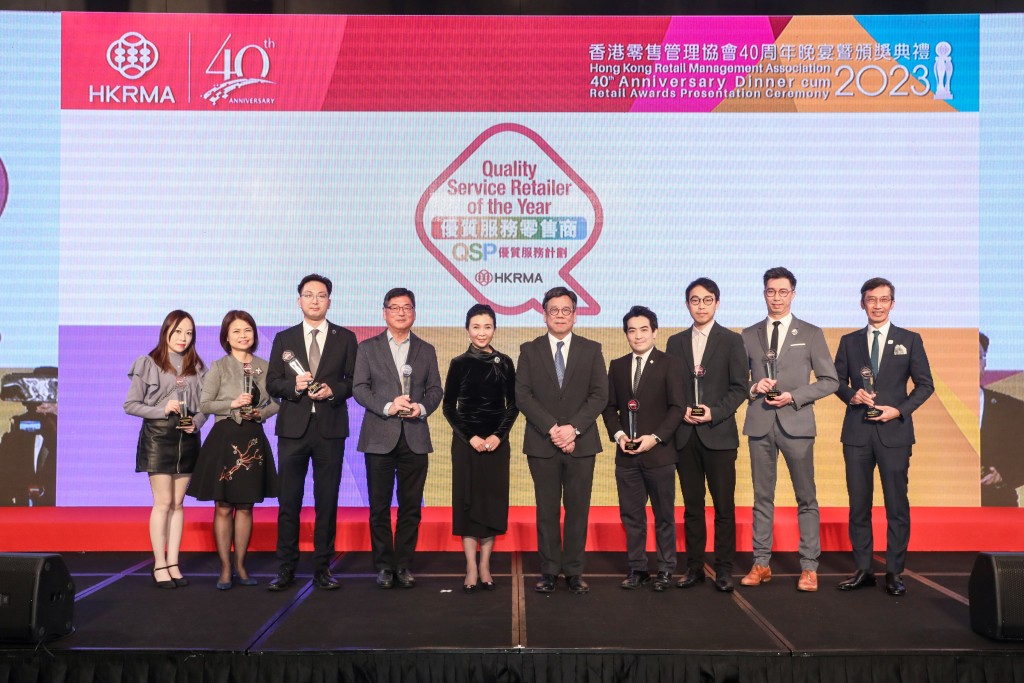 香港零售管理協會主席謝邱安儀女士(左五)，連同主禮嘉賓香港特別行政區政府商務及經濟發展局局長丘應樺先生(左六)，祝賀獲獎零售精英。