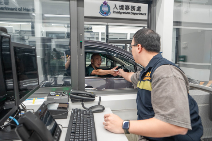 是次測試動員私家車及旅遊巴士,在出境及入境層進行超過1,000架次跨境循環測試。入境處IG 是次測試動員私家車及旅遊巴士,在出境及入境層進行超過1,000架次跨境循環測試。入境處IG
