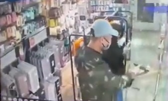 男贼接过女店员的手机。CCTV截图