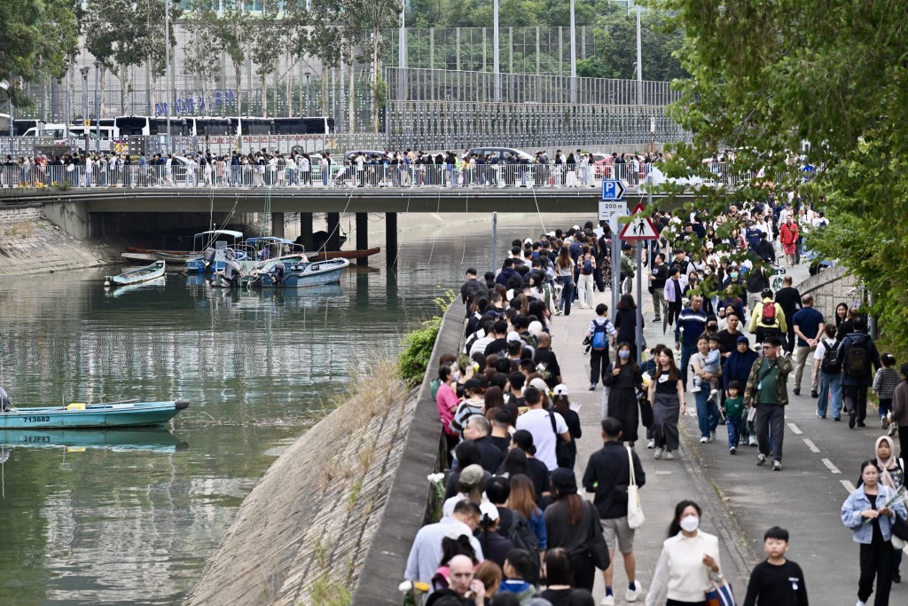 排隊獻花的人龍延伸至大埔河行人徑。