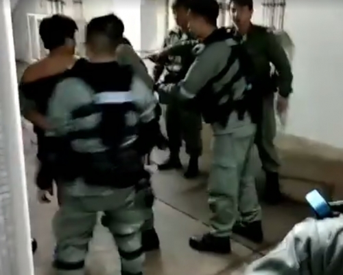 警方柴灣康翠臺制服男子帶走。Shuk Hing Chu影片截圖