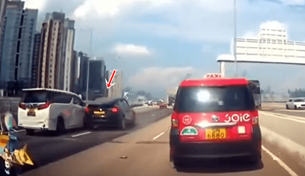  Tesla私家車貼着白色私家車而行。fb：車cam L（香港群組）