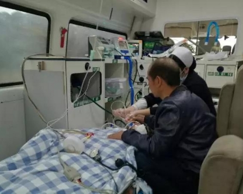 广西69岁老妇救护车上咬舌自尽。网上图片