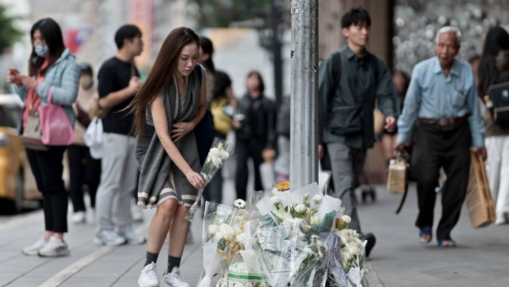 民眾上午自發前往獻花哀悼。 中時