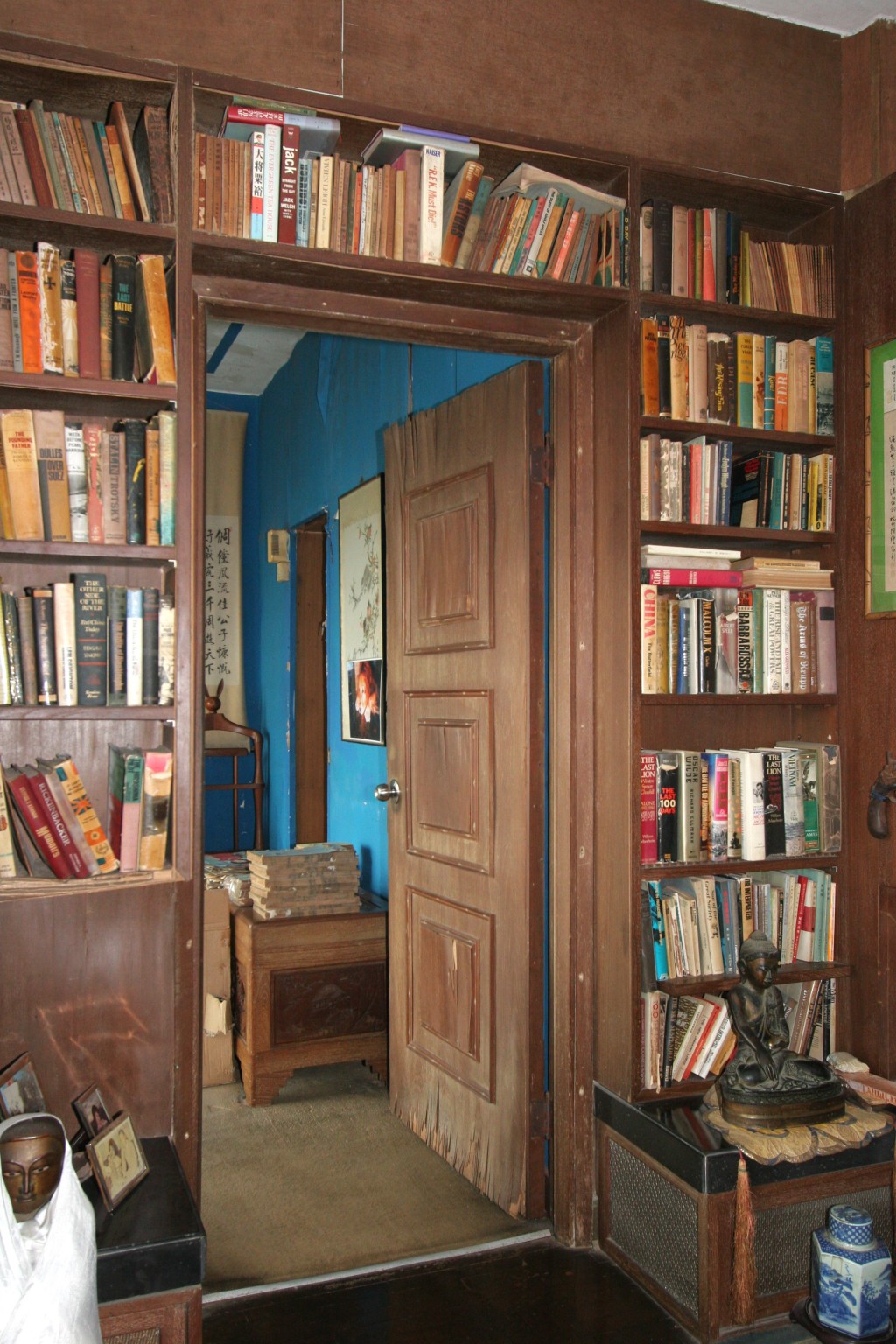 睡房门外的书架放满书籍。资料图片