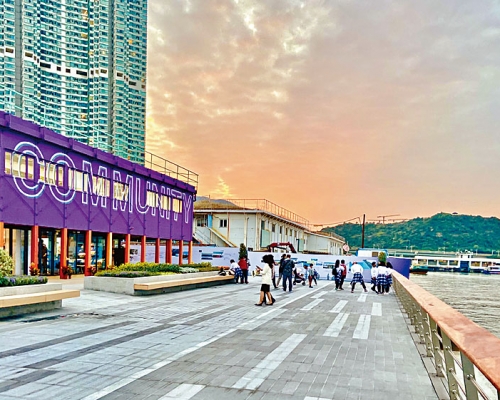 ■面臨海濱長廊的東涌社區聯絡中心，由一座已棄置的地盤辦事處改裝而成。