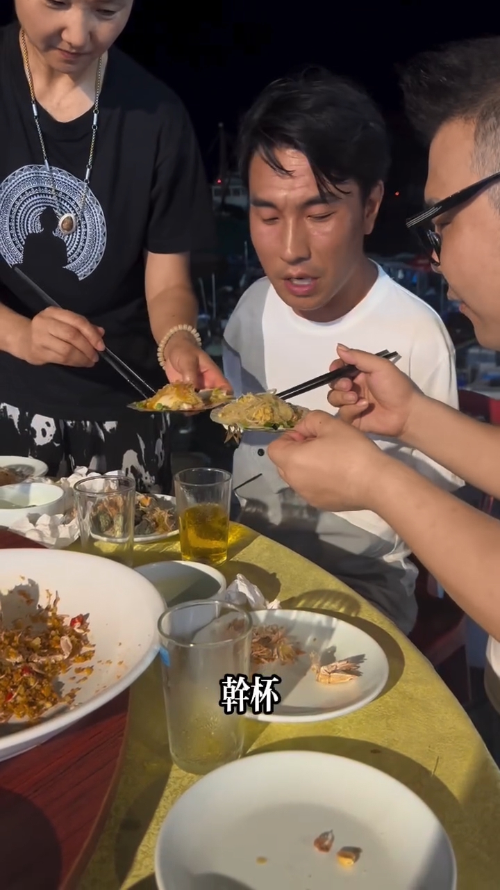 李金凱身邊有一神秘女子貼身照顧,原來她是李金凱的二姐。 李金凱身邊有一神秘女子貼身照顧,原來她是李金凱的二姐。