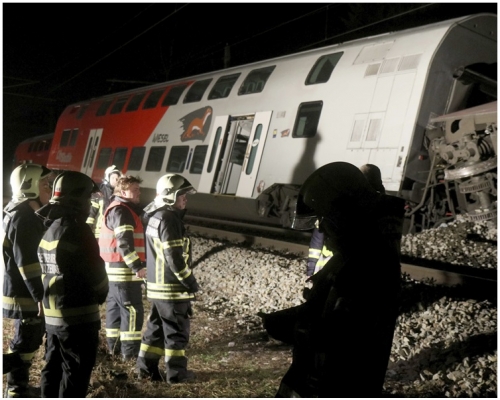 其中两卡车厢脱轨翻侧。AP 