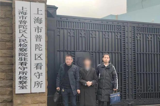 上海警方協助拘捕王某（中)。