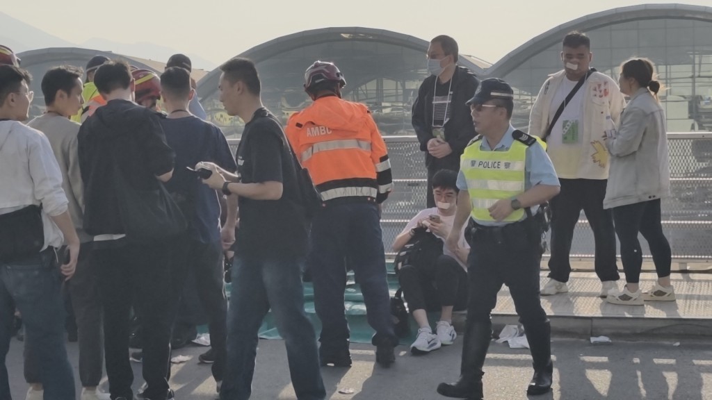 多名傷者席地而坐待救。黃文威攝 多名傷者席地而坐待救。黃文威攝