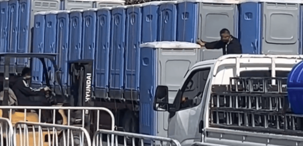 當剷車駛開時,一流動厠所似乎有動靜。 當剷車駛開時,一流動厠所似乎有動靜。